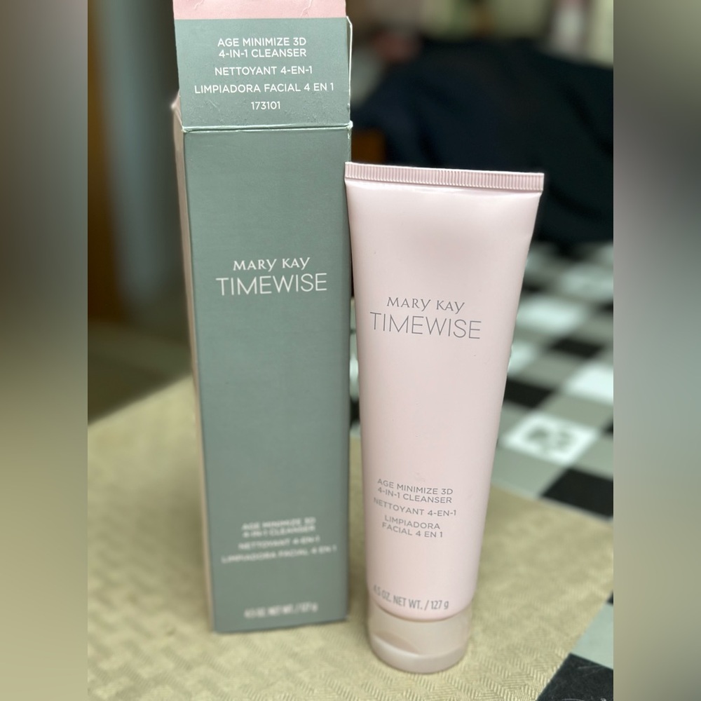 MARYKAY 4-N-1 CLEANSER BRAND NEW